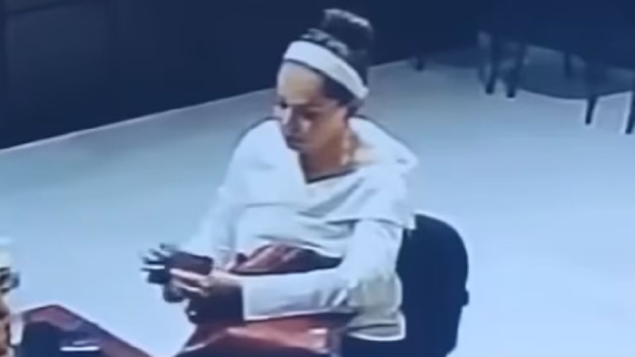 Funcionaria de Ixtapaluca es captada en video recibiendo presuntos pagos de extorsión