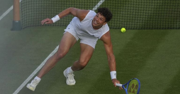 Shelton ganaba el duelo antes de la suspensión