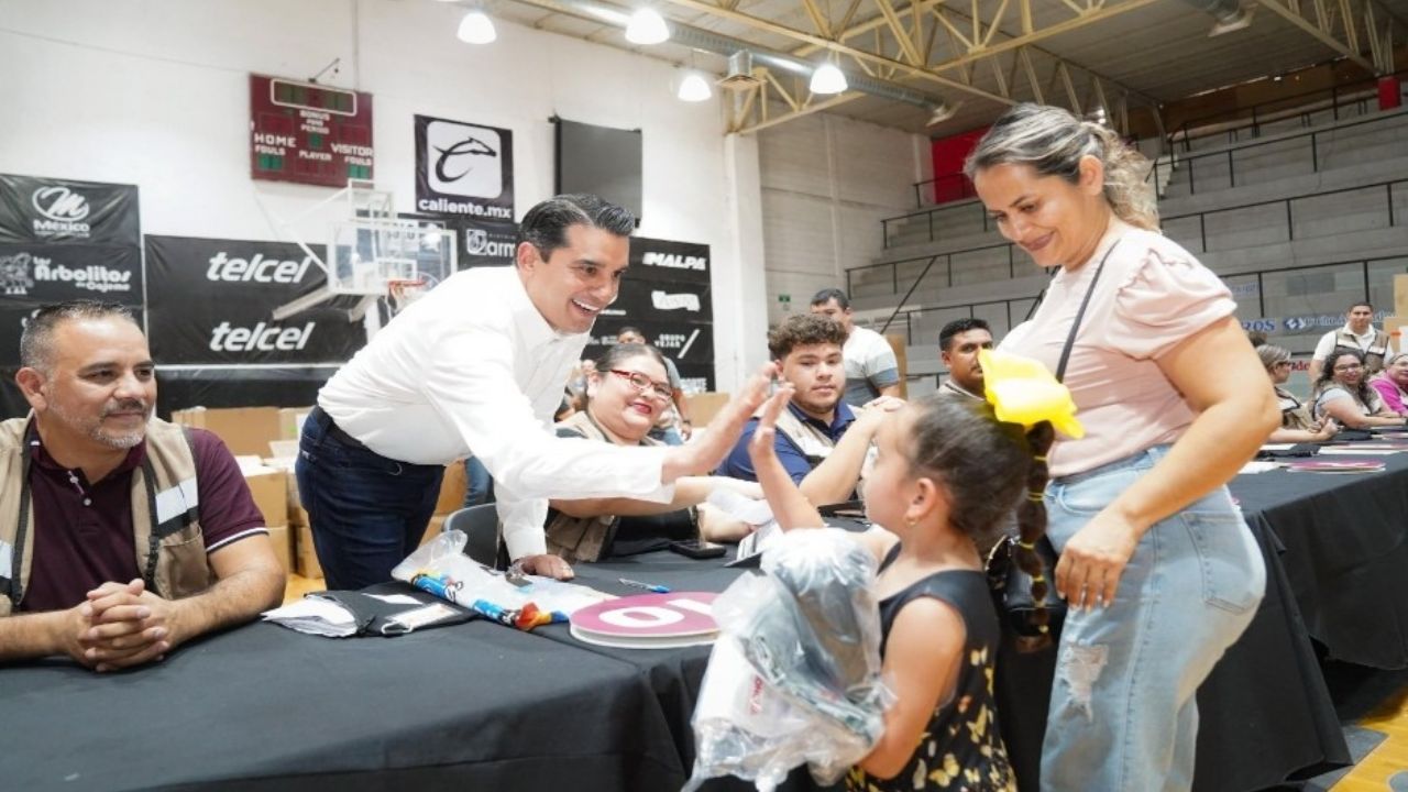 Supervisa la SEC entrega de paquetes de uniformes escolares y zapatos gratuitos