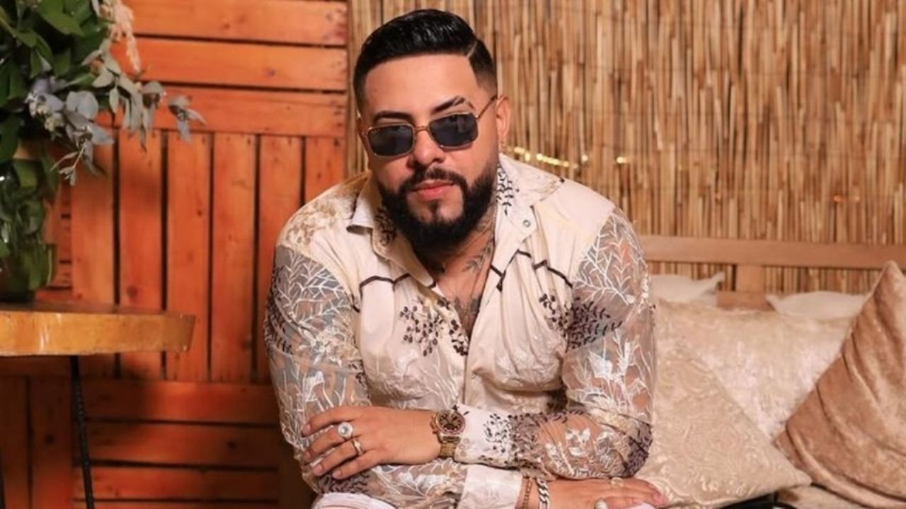 El salsero Danny Daniel sufre percance por ponchallantas en su autobús al dirigirse a la CDMX