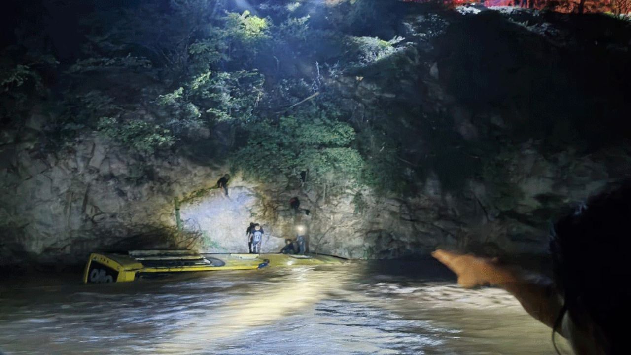 Autobús cae a un río en Alpoyeca, Guerrero; autoridades confirman 8 muertos y 16 heridos