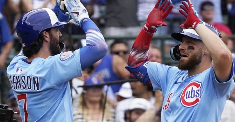 Busch y Swanson celebran uno de sus jonrones