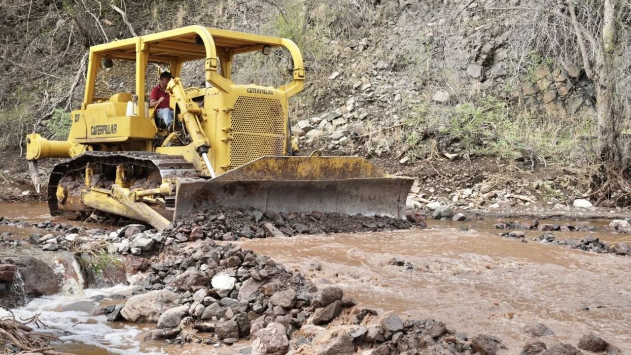 Caminos destrozados por las lluvias en Álamos son rehabilitados