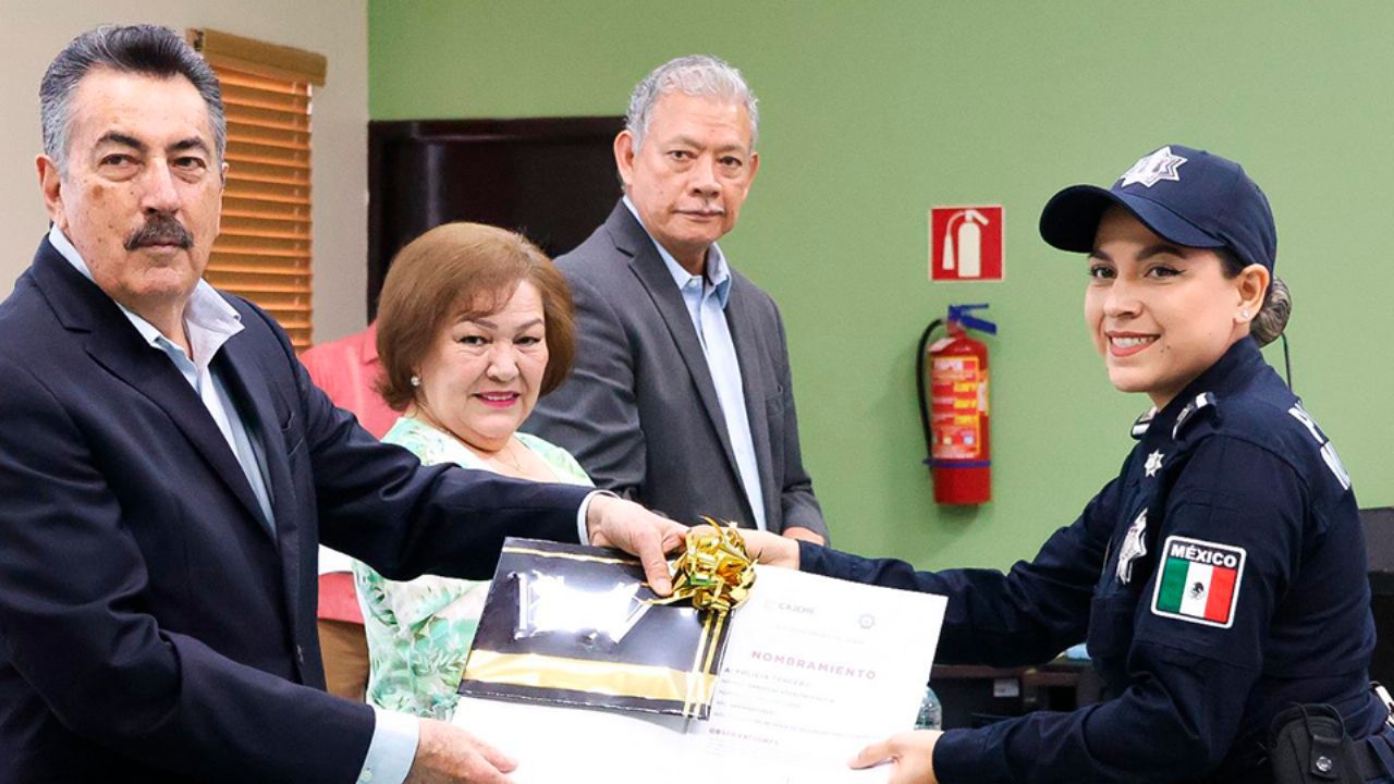 Lamarque Cano entrega nuevos rangos a policías municipales de Ciudad Obregón
