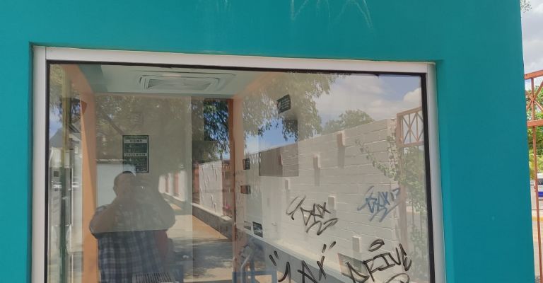 Parada de camión vandalizada