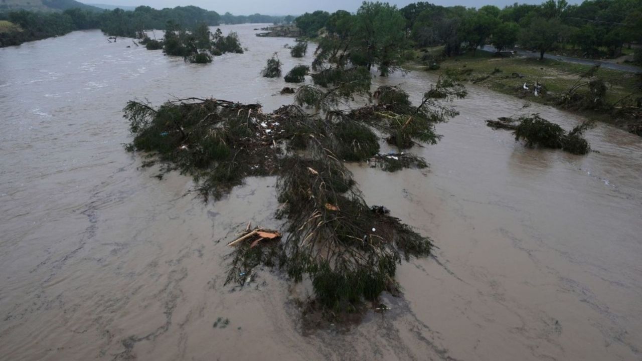 Inundación por lluvias en Hill Country, Texas, deja 13 muertos y 20 niñas desaparecidas