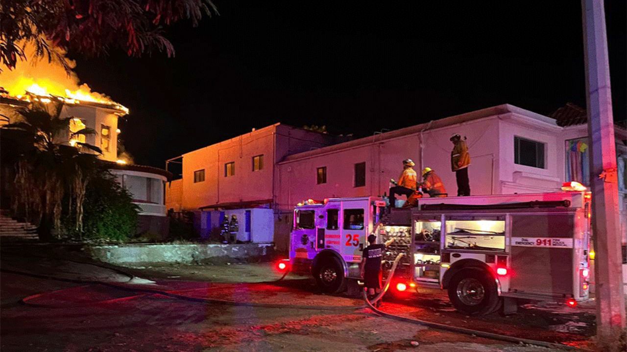 Fuerte incendio se registra en vivienda deshabitada de la colonia Centro en Guaymas