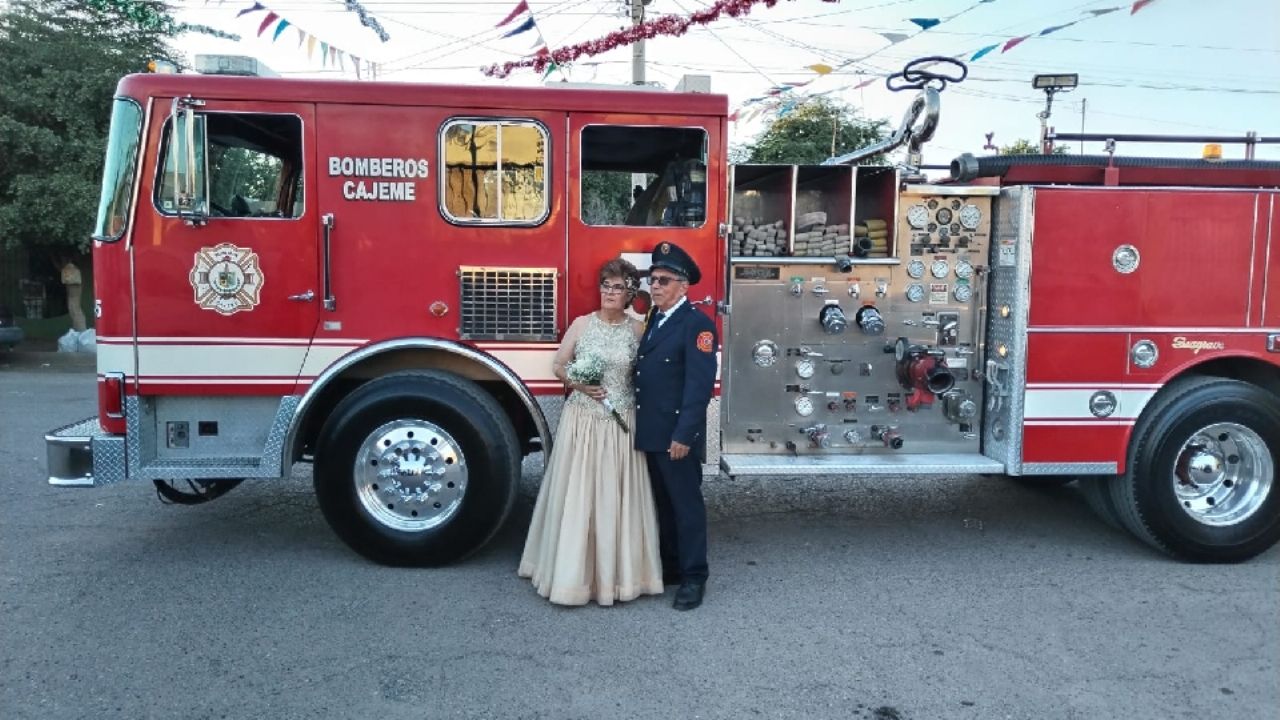 Se casaron vestidos de bomberos; en bodas de oro repitieron la historia en Ciudad Obregón