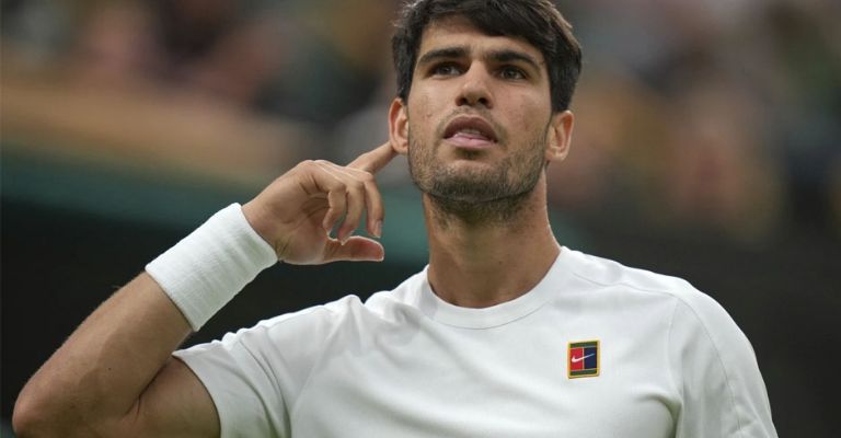 Alcaraz festeja al ganar un punto