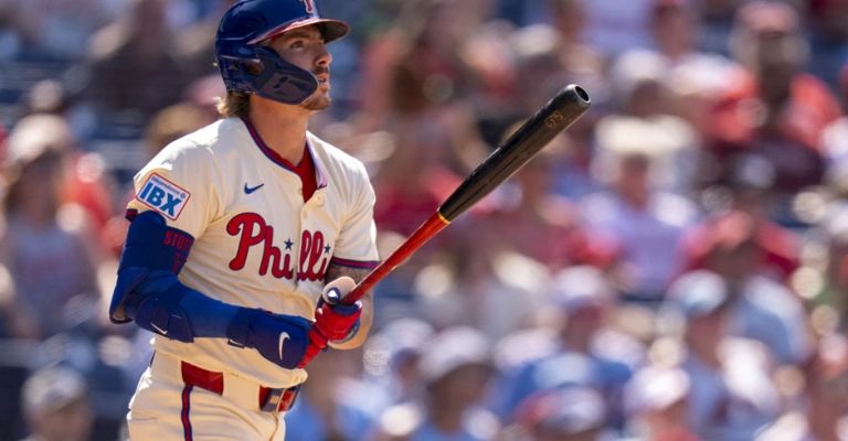 Sott observa el vuelo de la bola, tras su jonrón