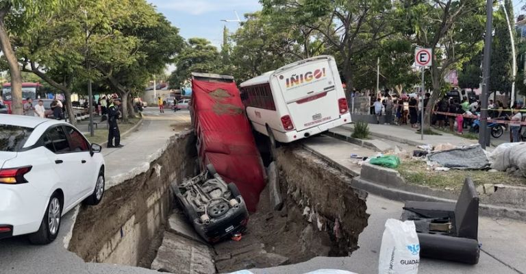 El impresionante socavón en Guadalajara