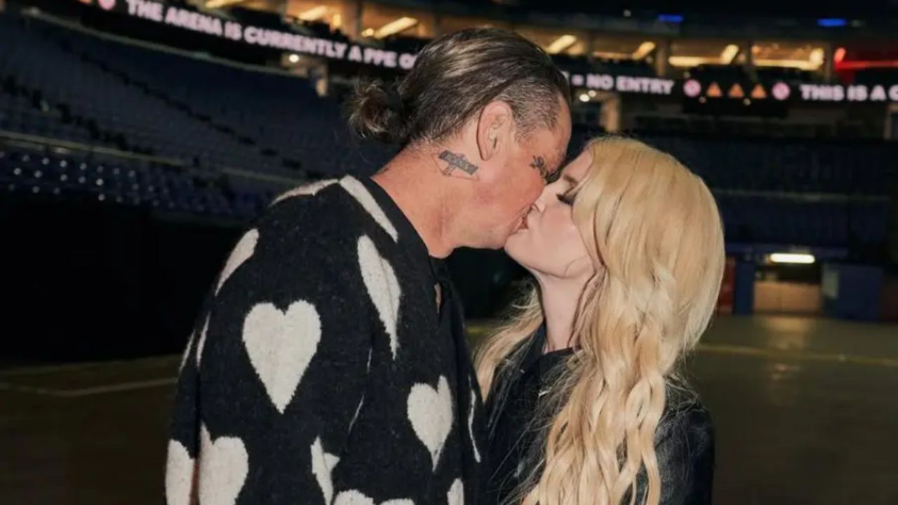 Romance en el escenario: Kelly Osbourne y Sid Wilson se comprometen en concierto de Ozzy