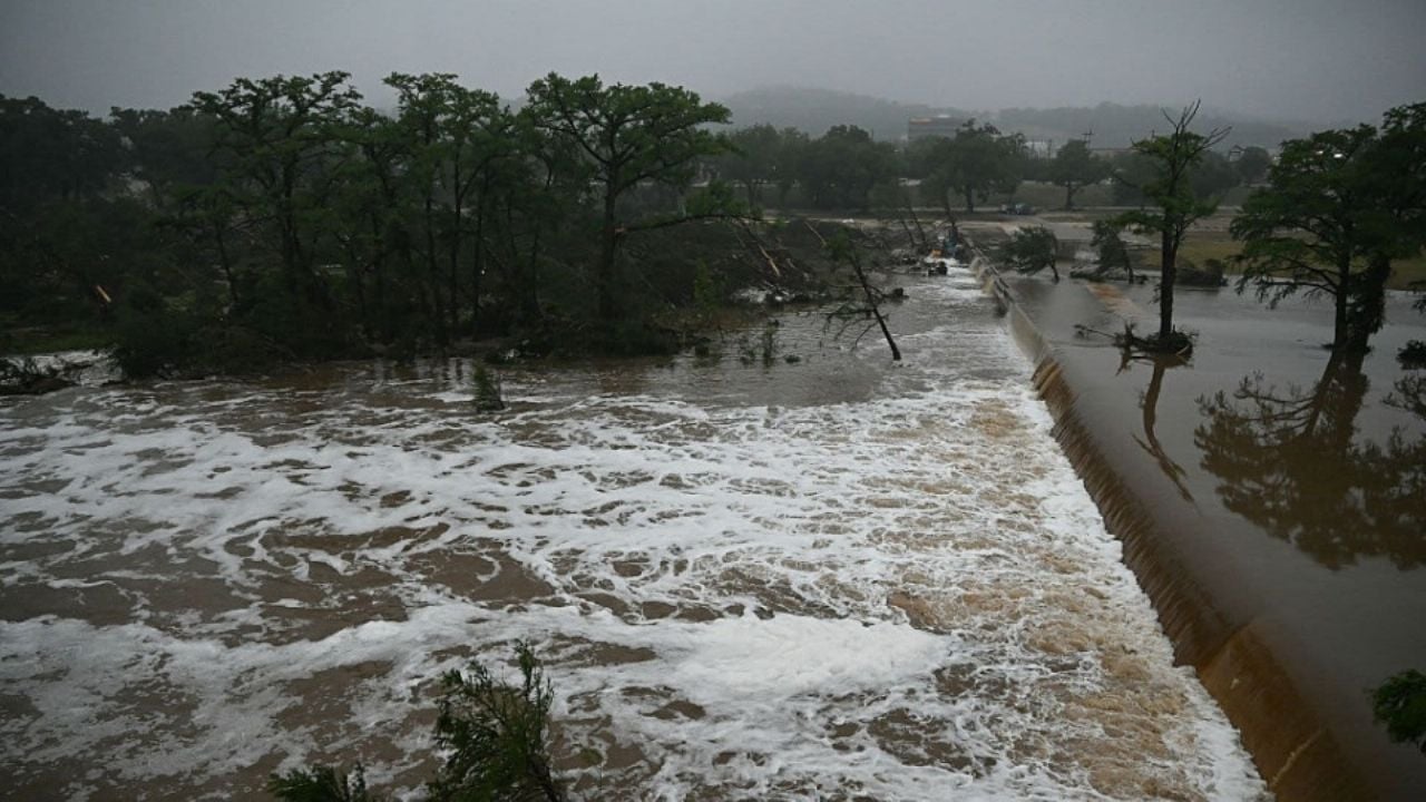 En Texas, suman más de 100 muertos por inundaciones del fin de semana; continúan rescates