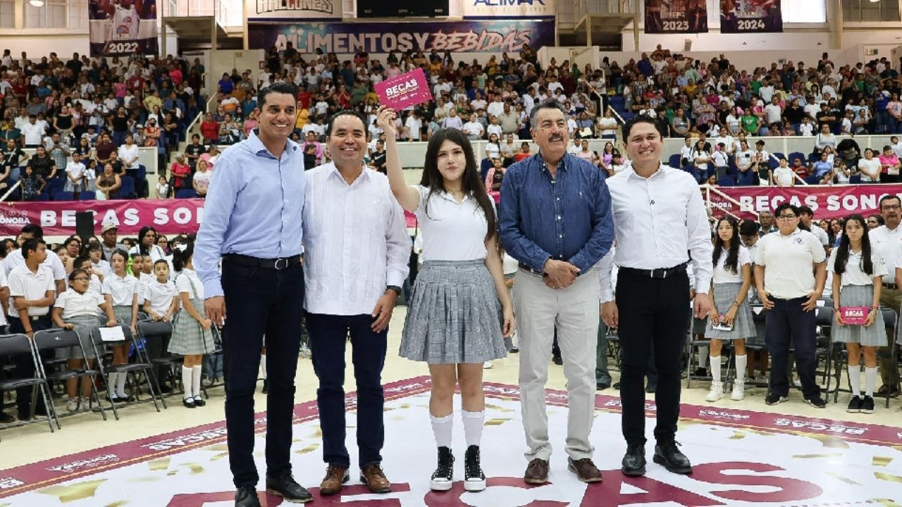 Gobierno de Sonora entrega 6 mil becas a estudiantes de nivel básico en Ciudad Obregón