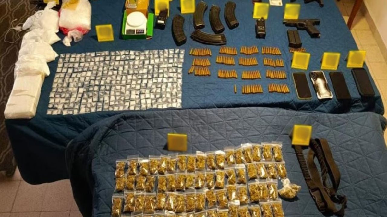 Captura SSPC a 12 personas con 4 MDP en drogas y 20 armas de fuego en Querétaro en cateo