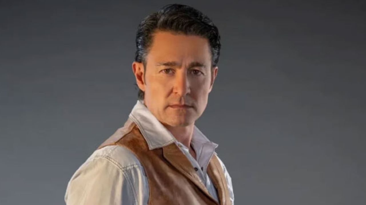 FOTOS: Fernando Colunga entra a un granero en llamas como todo un ‘Superman’ mexicano