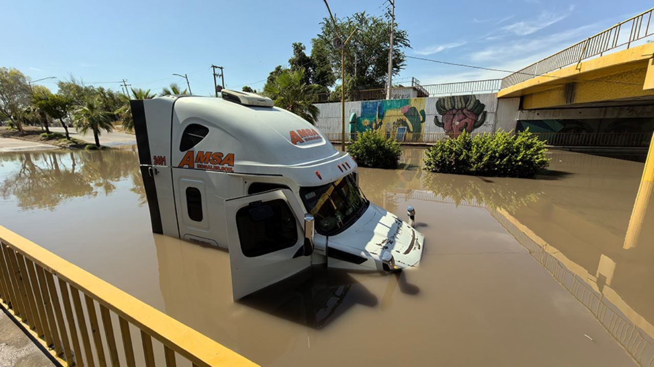 ¡No pasa! Tráiler se queda atorado en paso a desnivel tras intensa lluvia en Ciudad Obregón