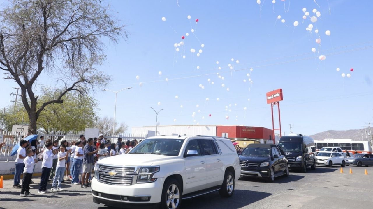 Compañeros de escuela lloran el asesinato de las tres hermanitas en Hermosillo; dan último adiós