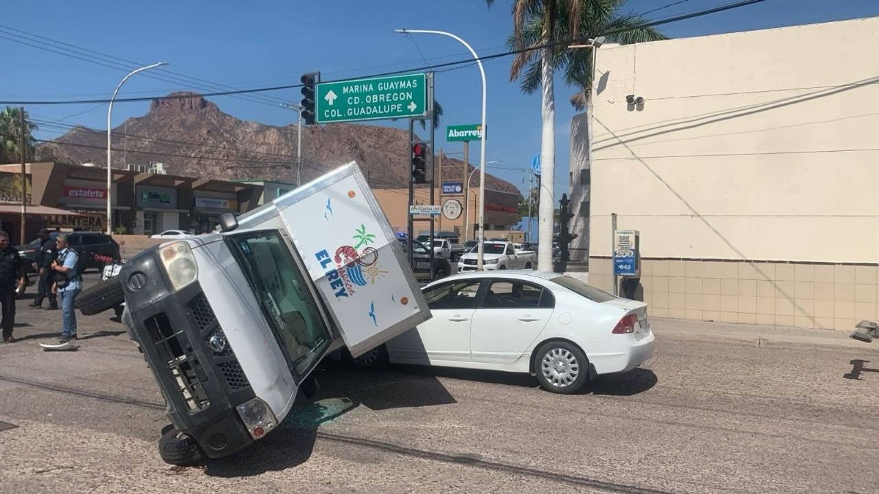 Fuerte accidente en Guaymas, Sonora: Automóviles colisionan y dejan tres víctimas
