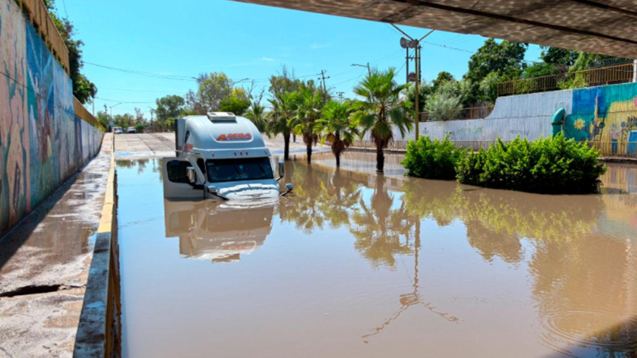 Ciudad Obregón: Tras hacer caso omiso e intentar cruzar por paso a desnivel, trailero es multado