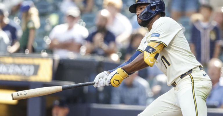 Chourio observa el batazo triunfal que conectó