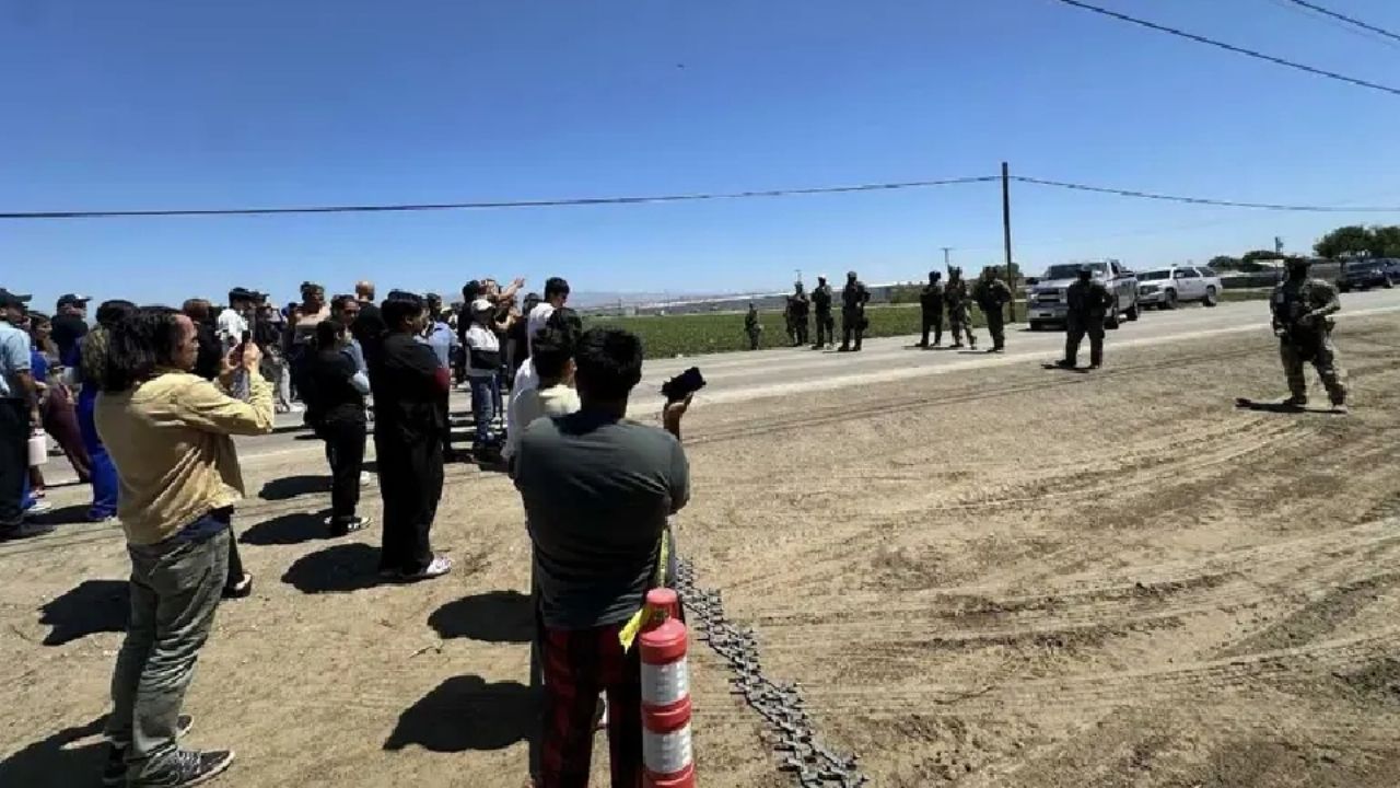 Redada migratoria en granja de California termina en agresiones y uso de gas lacrimógeno