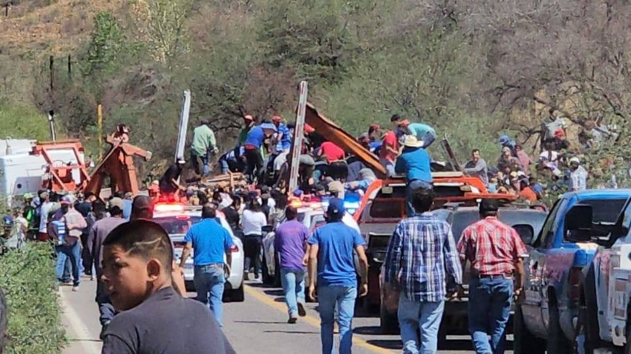 Rapiña en Sonora: Vuelca tráiler cargado de cerveza en la carretera Cananea – Ímuris