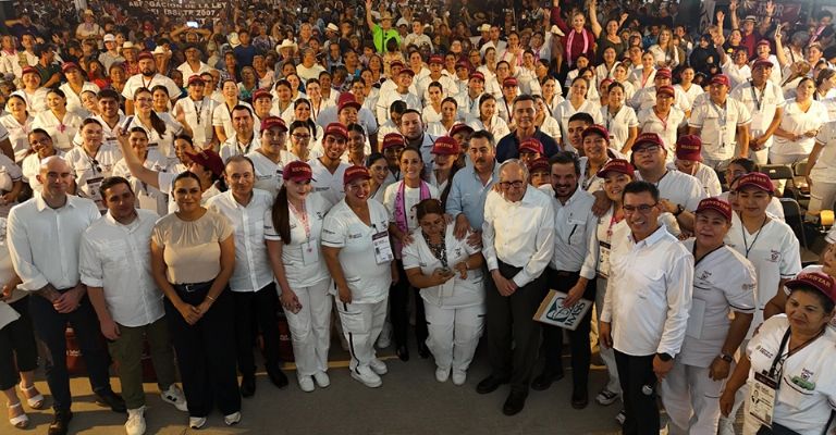 Claudia Sheinbuam en Ciudad Obregón para el programa Salud Casa por Casa