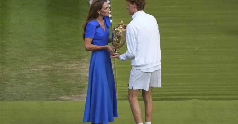 La princesa de Gales le hace entrega de su trofeo