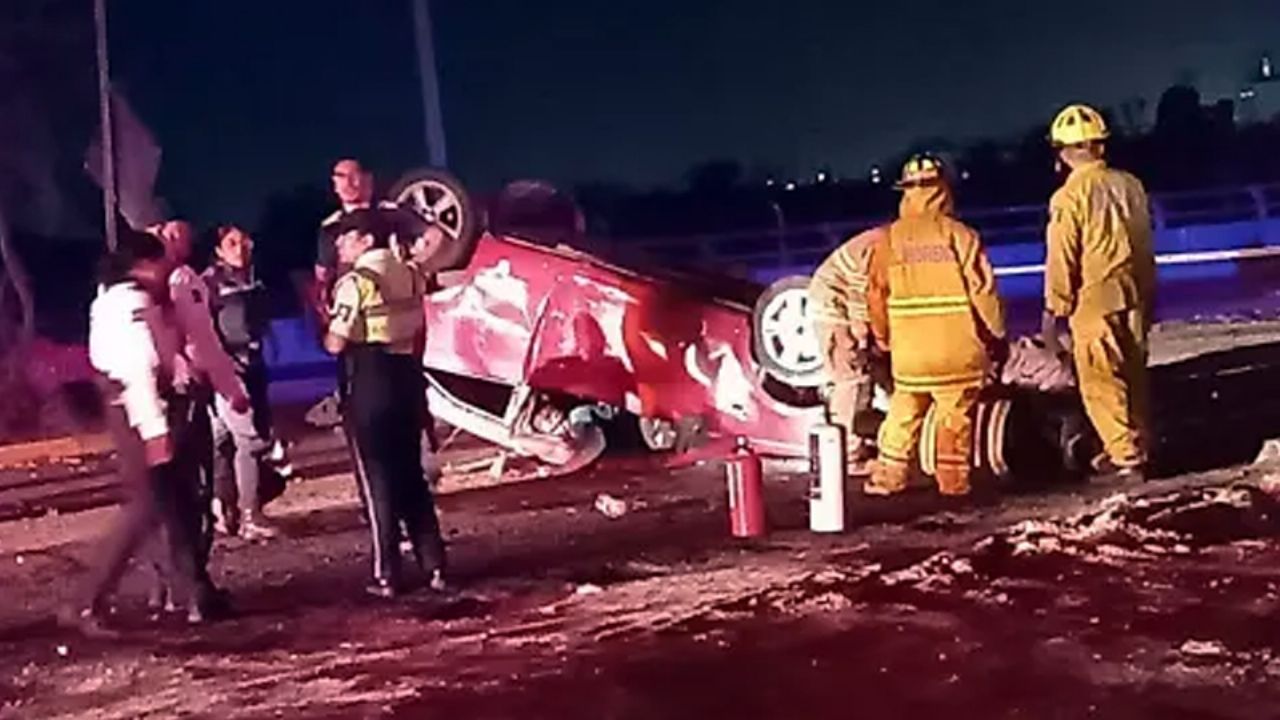 Conductor estadounidense sobrevive a aparatosa volcadura de pick up en Puerto Peñasco