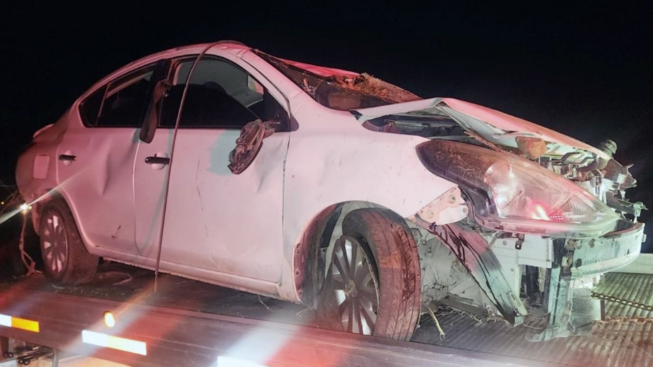 Conductora resulta herida tras salirse del camino y volcar en el Libramiento de Guaymas