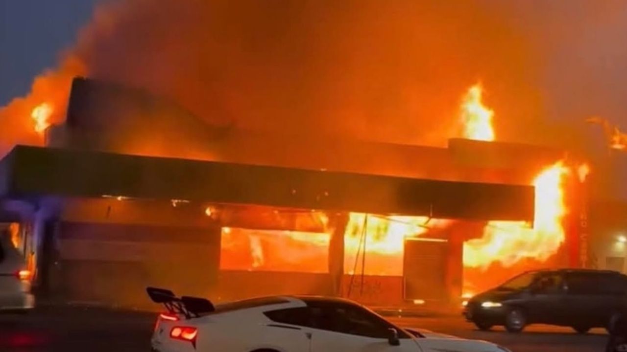 VIDEO: Tremendo incendio consume establecimiento en el centro de San Luis Río Colorado