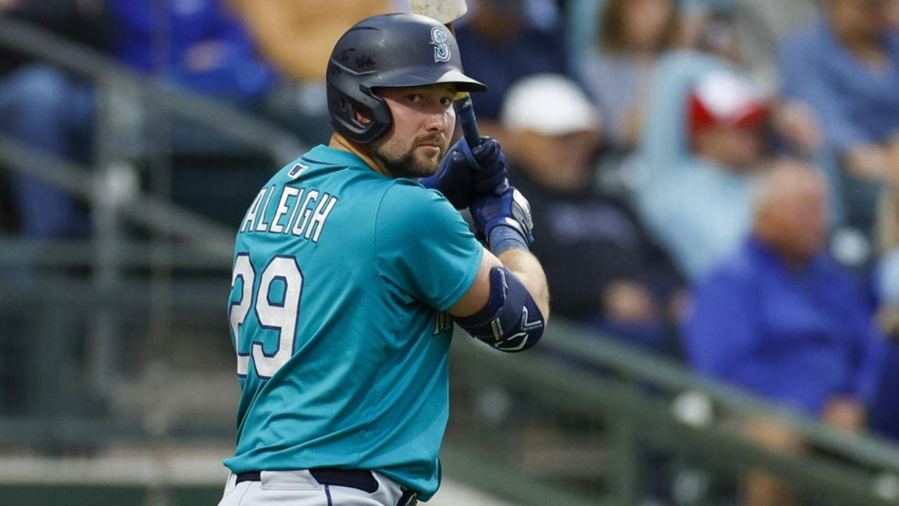 Cal Raleigh alza la mano para jugar con EU en el Clásico Mundial de Beisbol