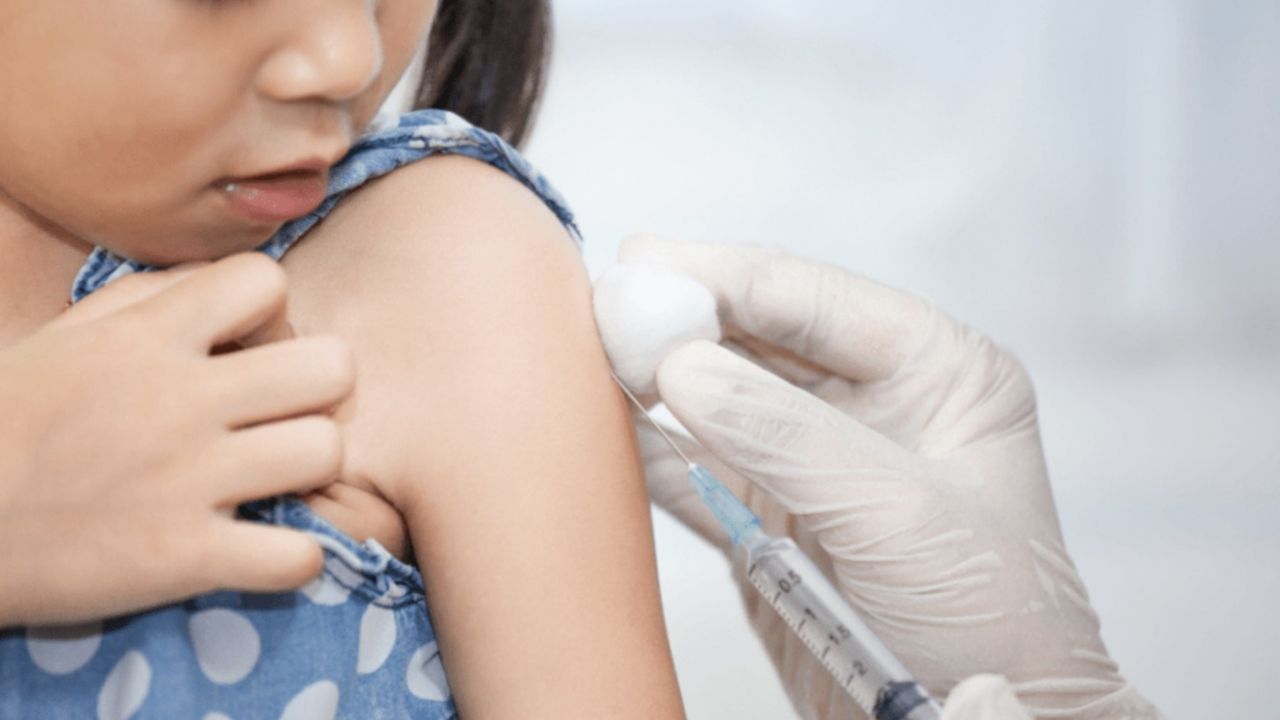 Gobierno de Sheinbaum niega escasez de vacunas contra el sarampión por brotes en Sonora y Chihuahua