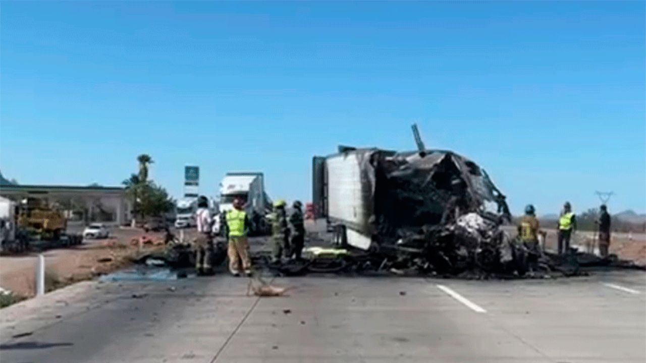 Un muerto y cuantiosos daños tras choque de tractocamiones en Guaymas-Hermosillo