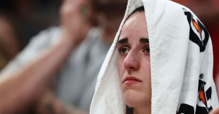 Clark no pudo ocultar su pena tras la lesión