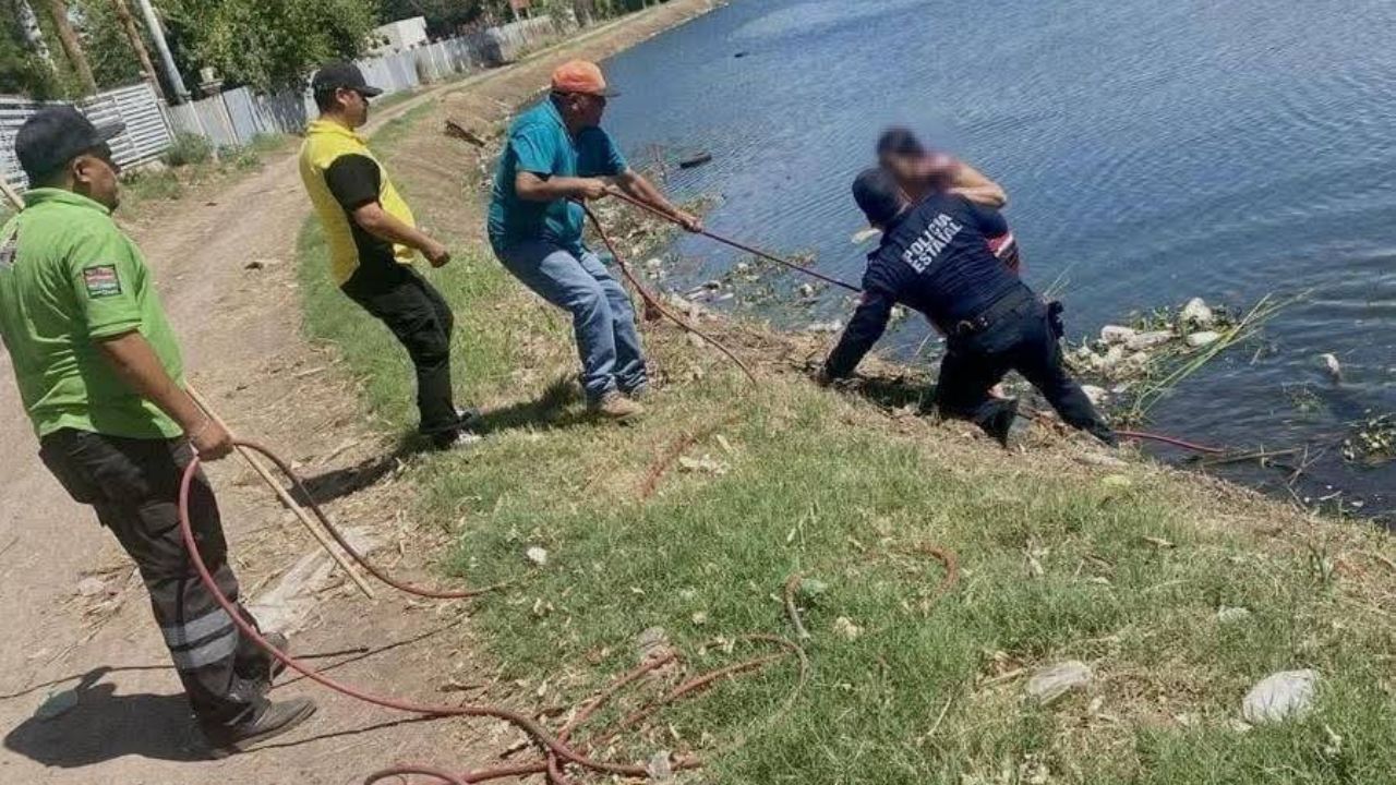 Policías rescata a mujer que cayó a canal en Ciudad Obregón tras sufrir percance
