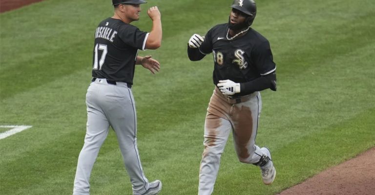 Robert recorre las bases tras su jonrón