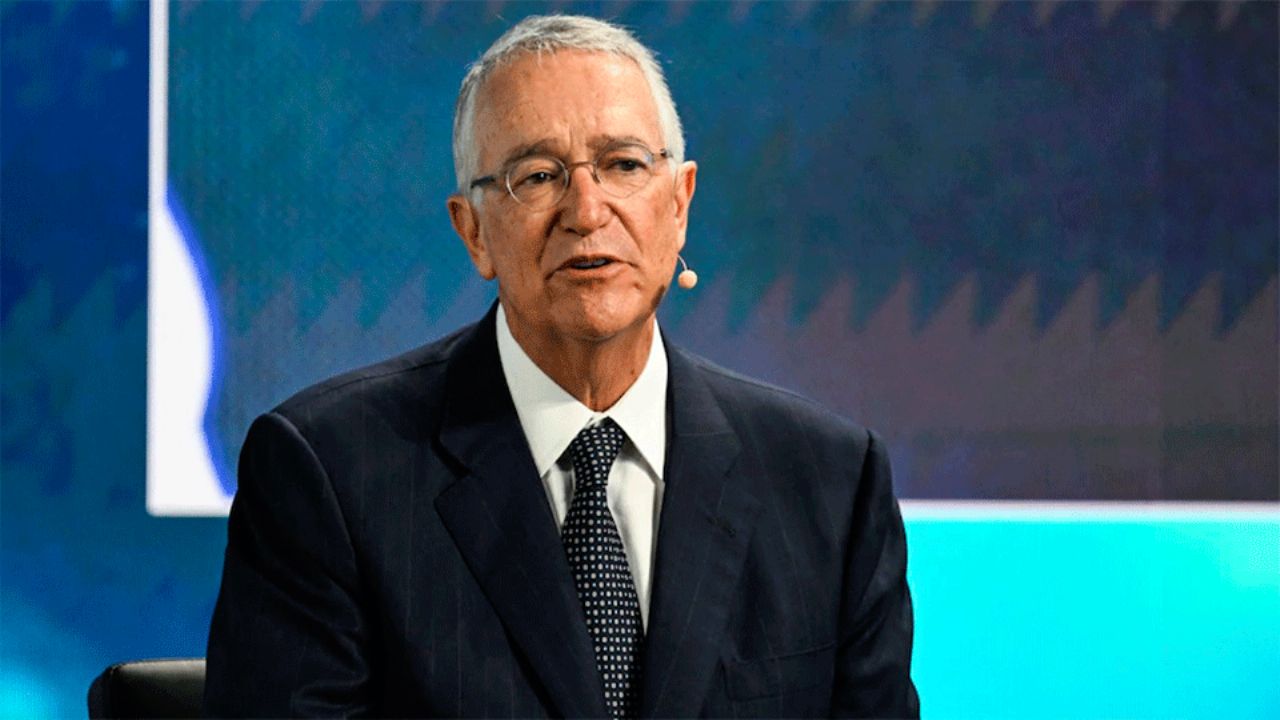 Salinas Pliego apoya a empleada del Metro CDMX tras quedarse dormida y critica al gobierno