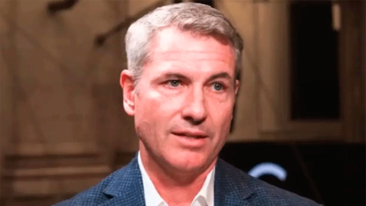 CEO de Astronomer deja el cargo tras escándalo de infidelidad en concierto de Coldplay