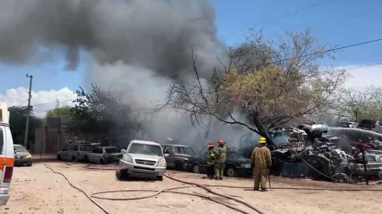 Fuerte incendio en depósito de vehículos consume 30 unidades al norte de Hermosillo