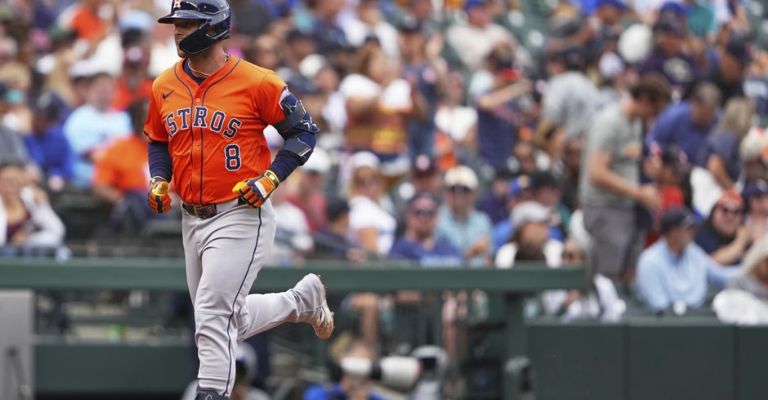 Walker recorre las bases tras su cañonazo