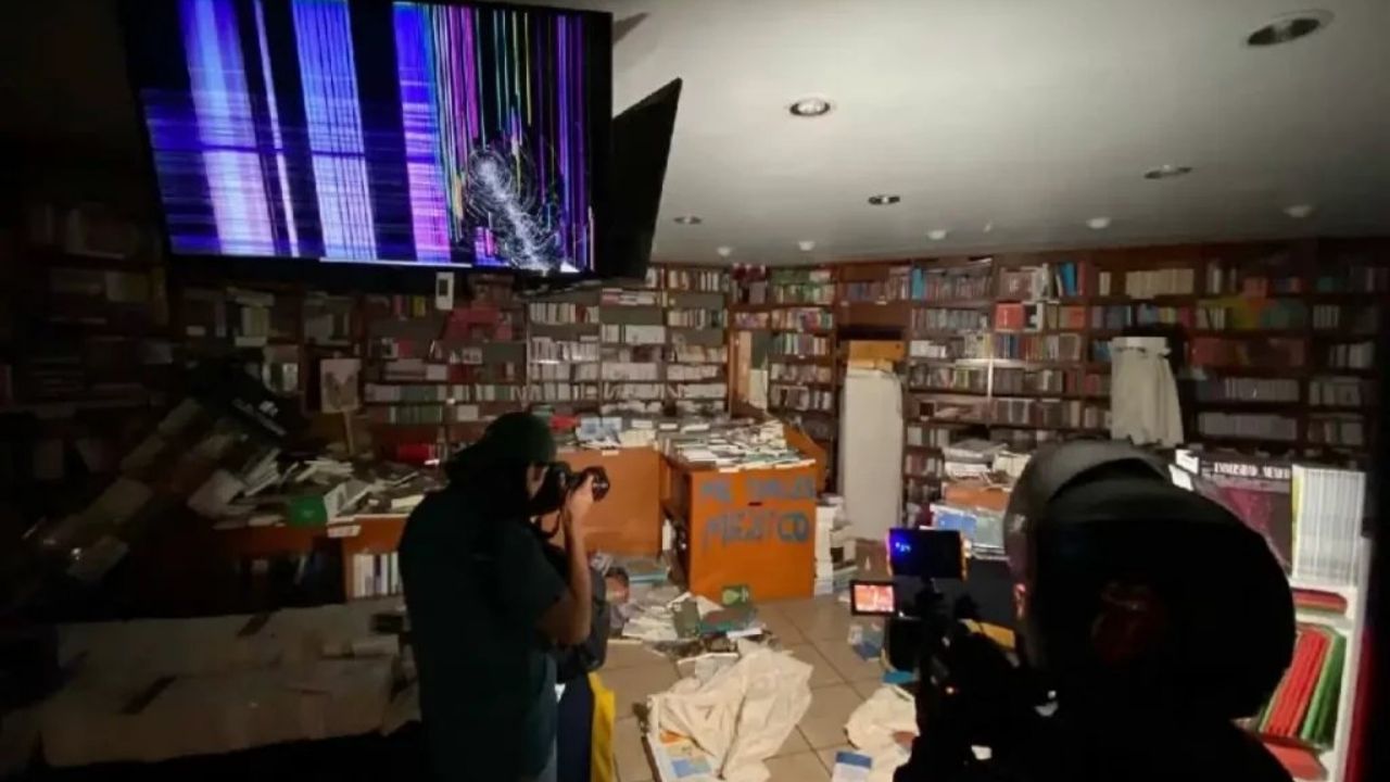 Sheinbaum condena quema de libros UNAM en marcha contra la gentrificación: “Es Fascista”