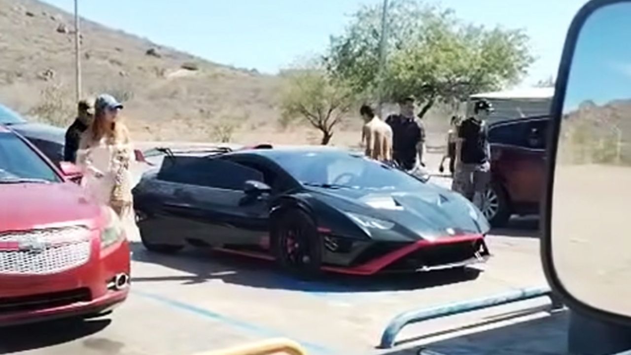 VIDEO: Critican a Natanael Cano por estacionarse en cajón para personas con discapacidad