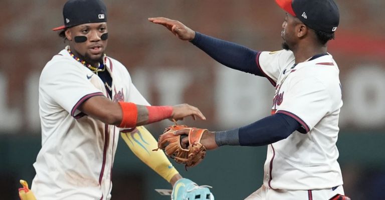 Acuña y Albies festejan la victoria