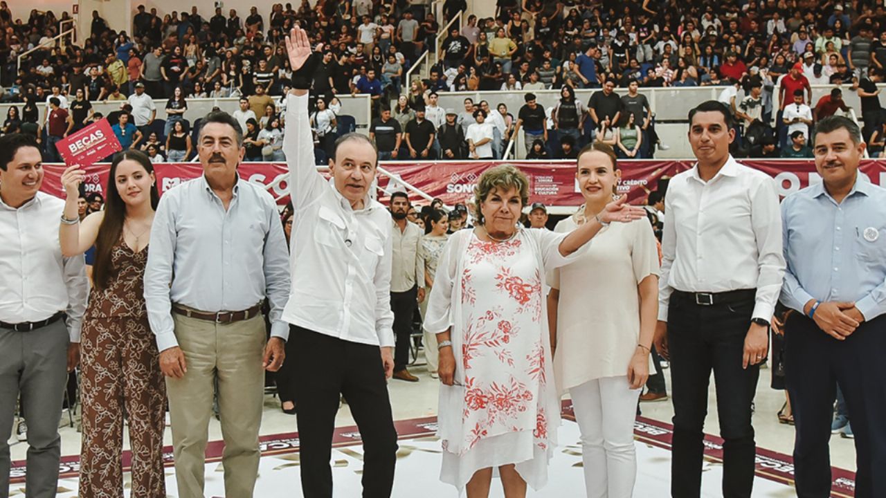 Buenas noticias: Entrega Alfonso Durazo becas a estudiantes de Ciudad Obregón