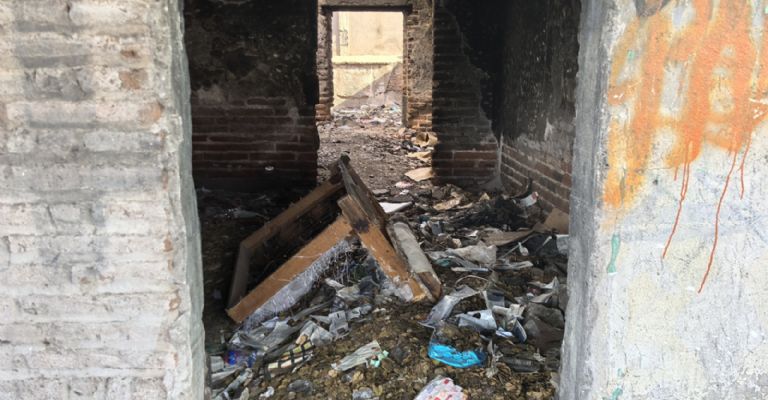 Casas son usadas como basureros