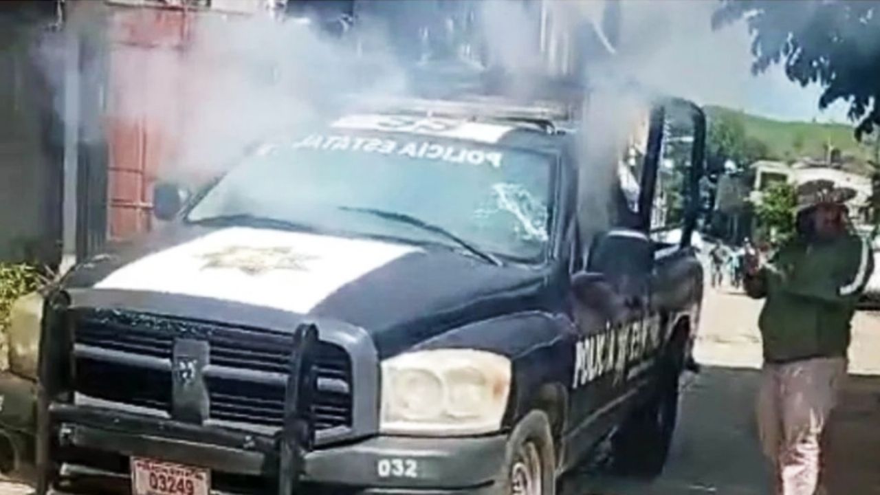 VIDEO: Pobladores desarman a policías y destruyen patrulla con explosivos en Edomex