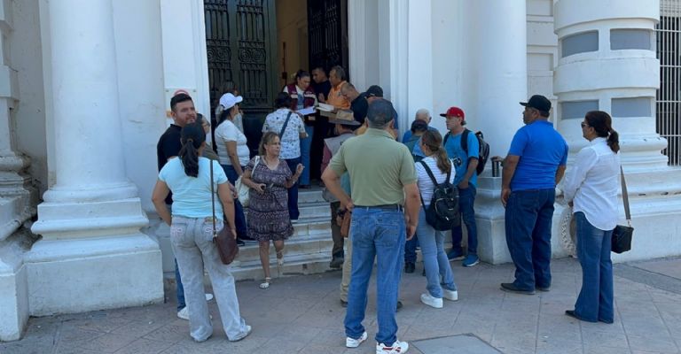 Los maestros acudieron a Palacio de Gobierno para poner su malestar sobre la mesa