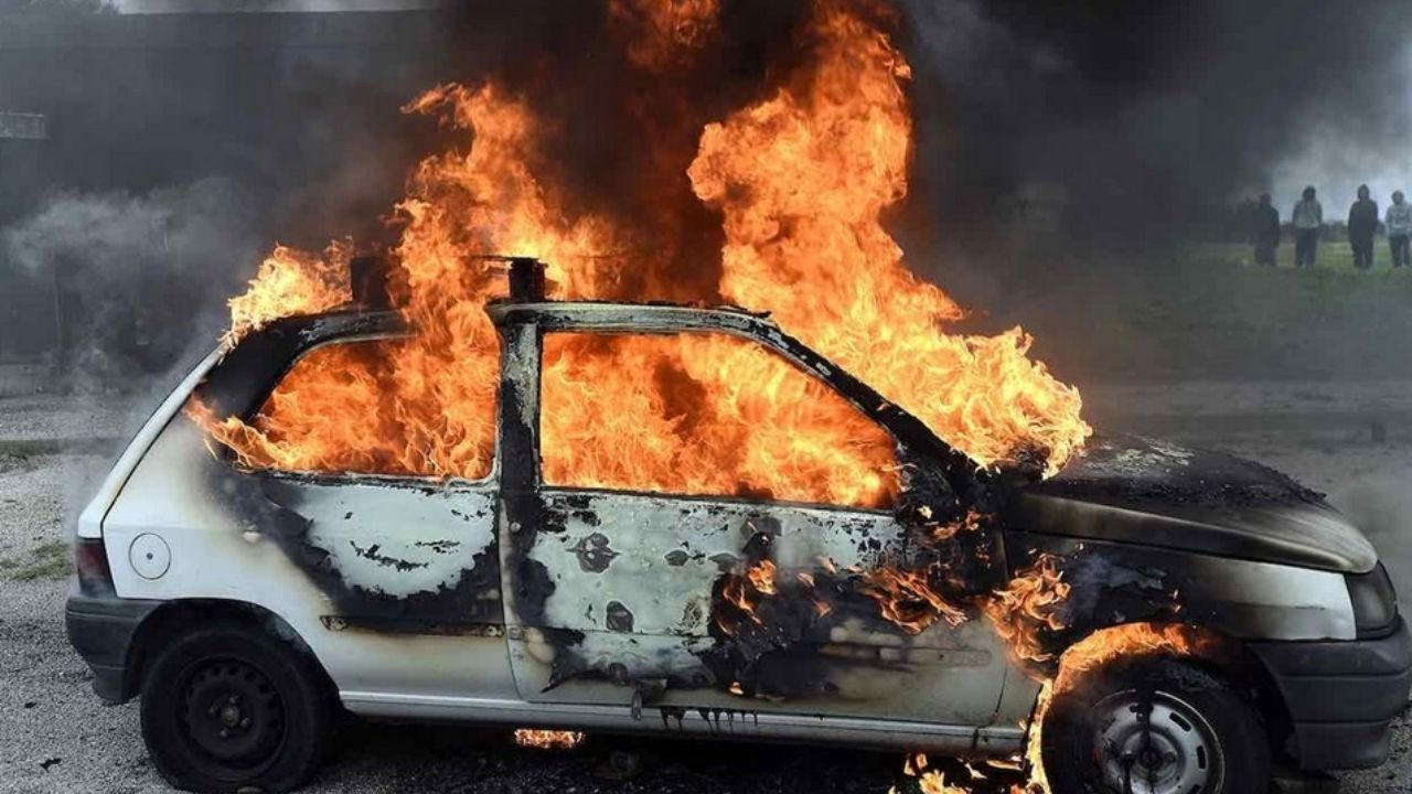 Hallan en auto en llamas a una persona sin vida; sería un expolicía estatal del Edomex